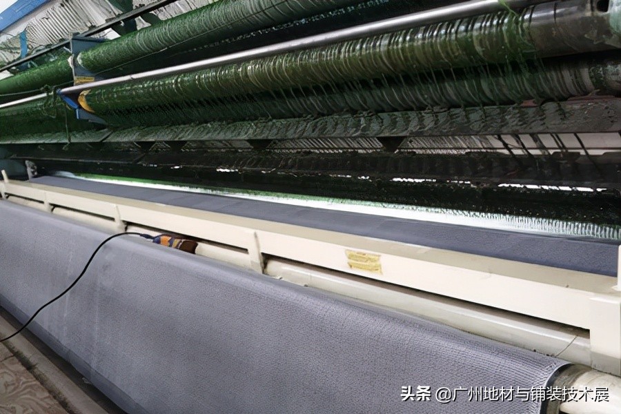 人造草坪生产机视频,人造草坪机械设备全套