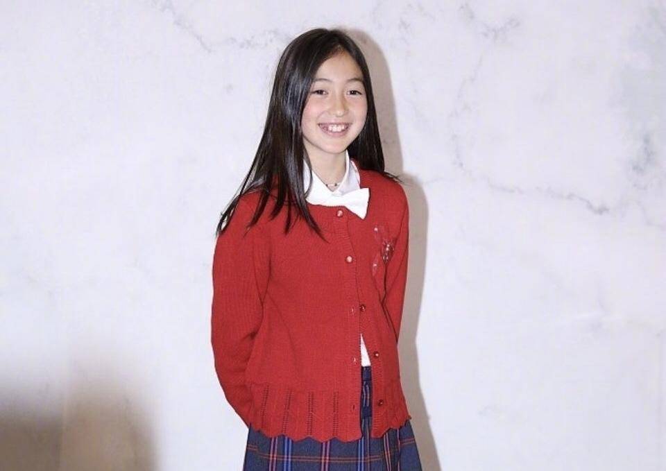 小泡芙第一次出席活动,小泡芙最新萌照曝光祖孙三代同框