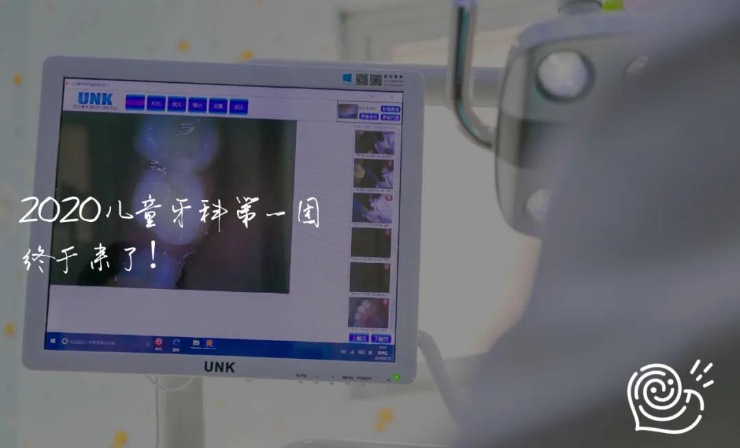 牙科医生检查小朋友口腔,口腔门诊免费窝沟封闭申请