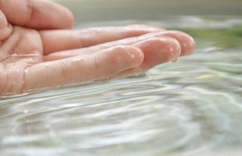 开水烫伤用什么涂一涂,香油兑石灰粉治疗烫伤过程