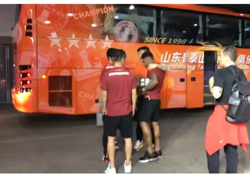 破案了！保利尼奥“特殊”庆祝动作疑早有策划，或是致敬鲁能！