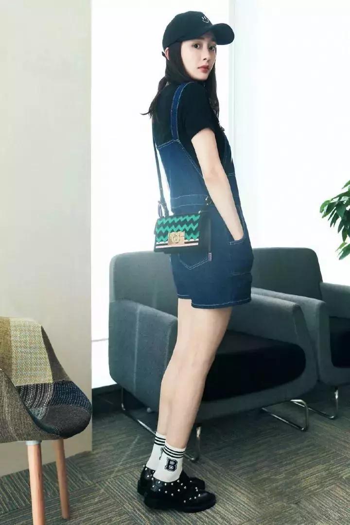 杨幂热巴穿的这些款式超出彩,杨幂热巴实力种草的牛仔外套