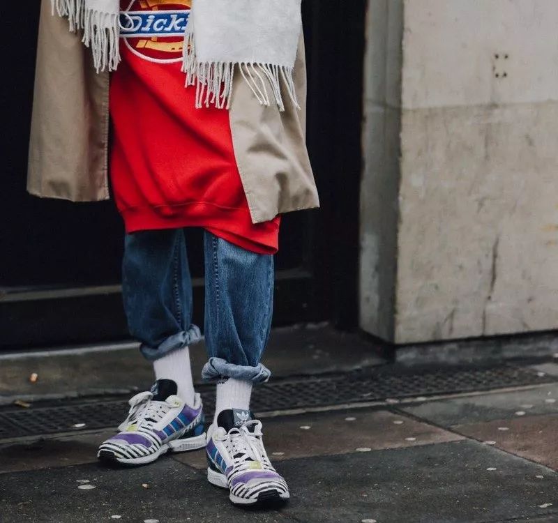 牛仔裤搭配鞋子女秋冬,秋冬怎么选牛仔裤