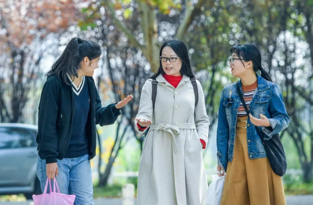 湖北50岁女大学生火了！平时上学节假日上班，还拿了国家奖学金