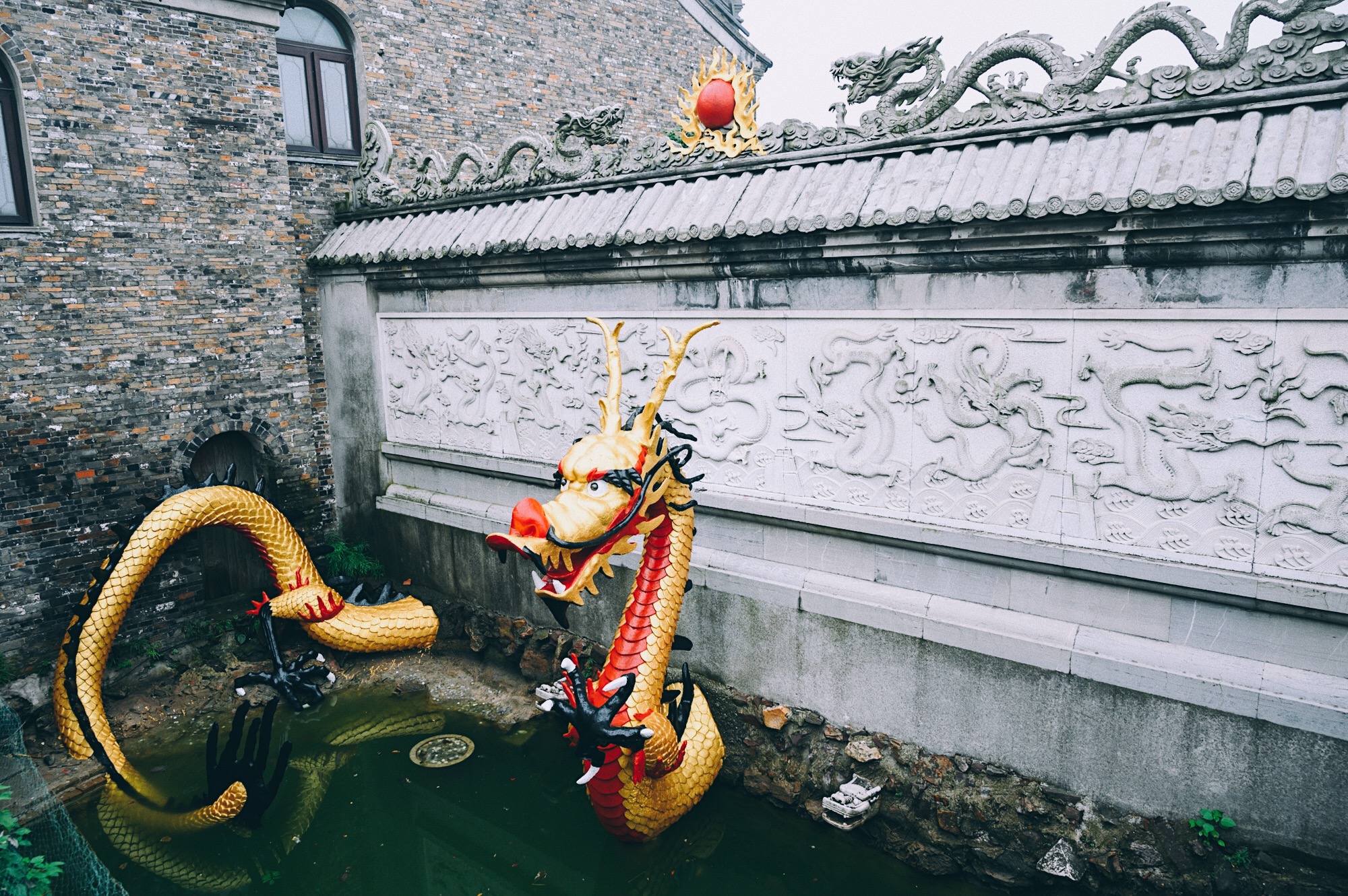 外地游客第一次去茅山旅游，到山顶后看到两行字沉默了：再次买票