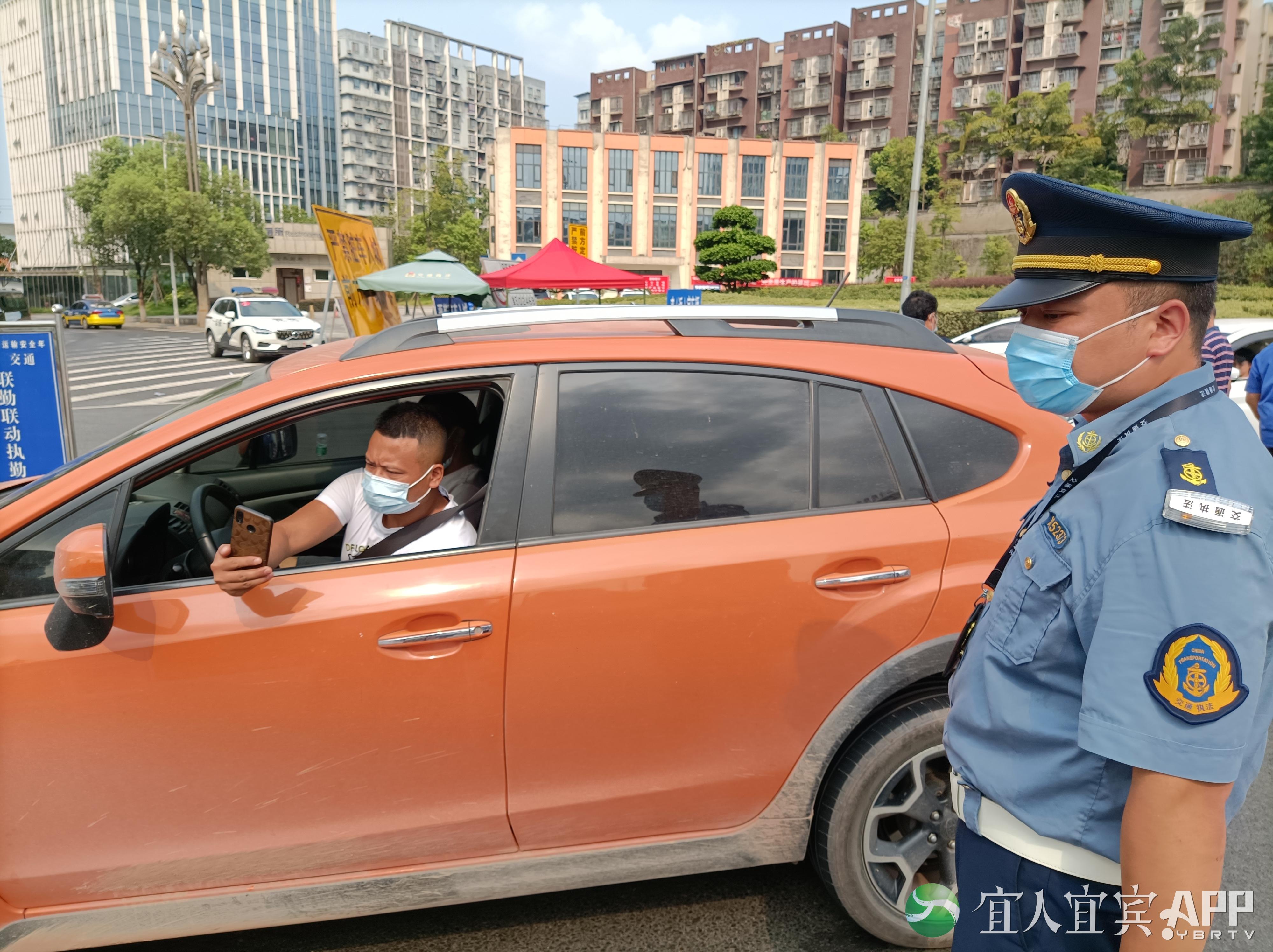 疫情防控不放松交警路面检查,防疫不松懈视频