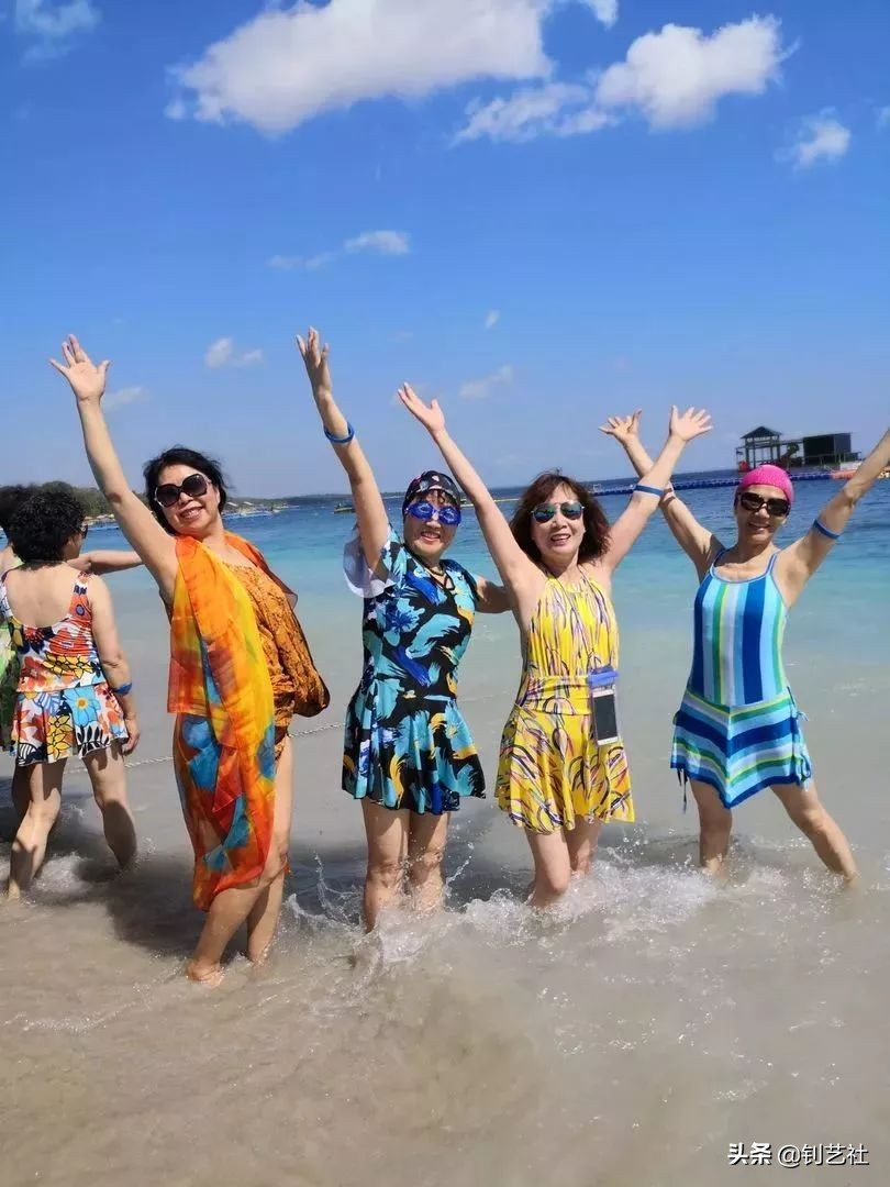 大妈旅游拍照姿势大全高级感,中国大妈旅游团拍照