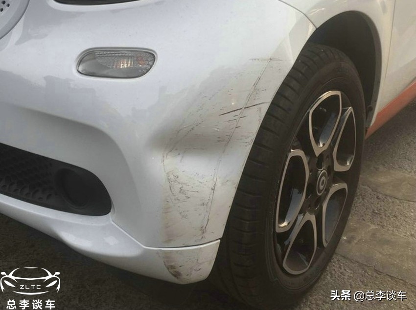 奔驰车撞前保险杠脱落图片,奔驰前保险杠轻微撞裂了图片