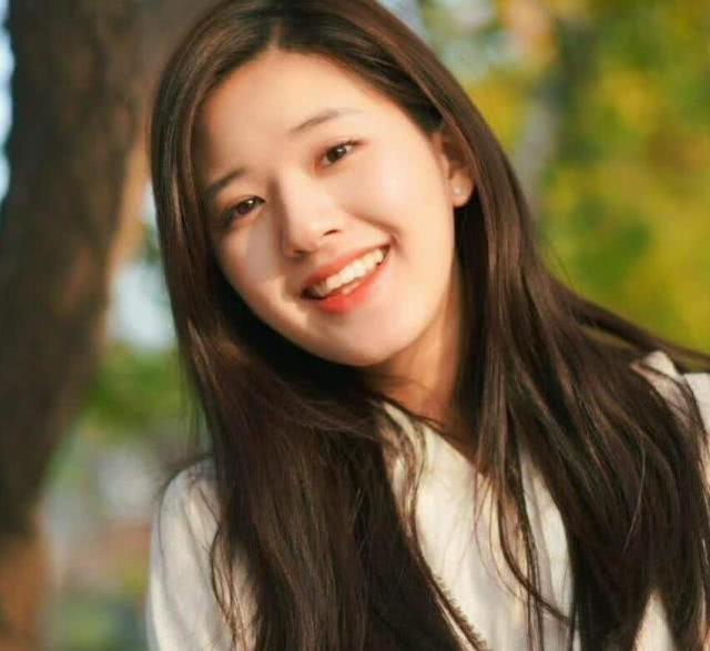 赵露思雷人造型,赵露思综艺红裙公主切造型