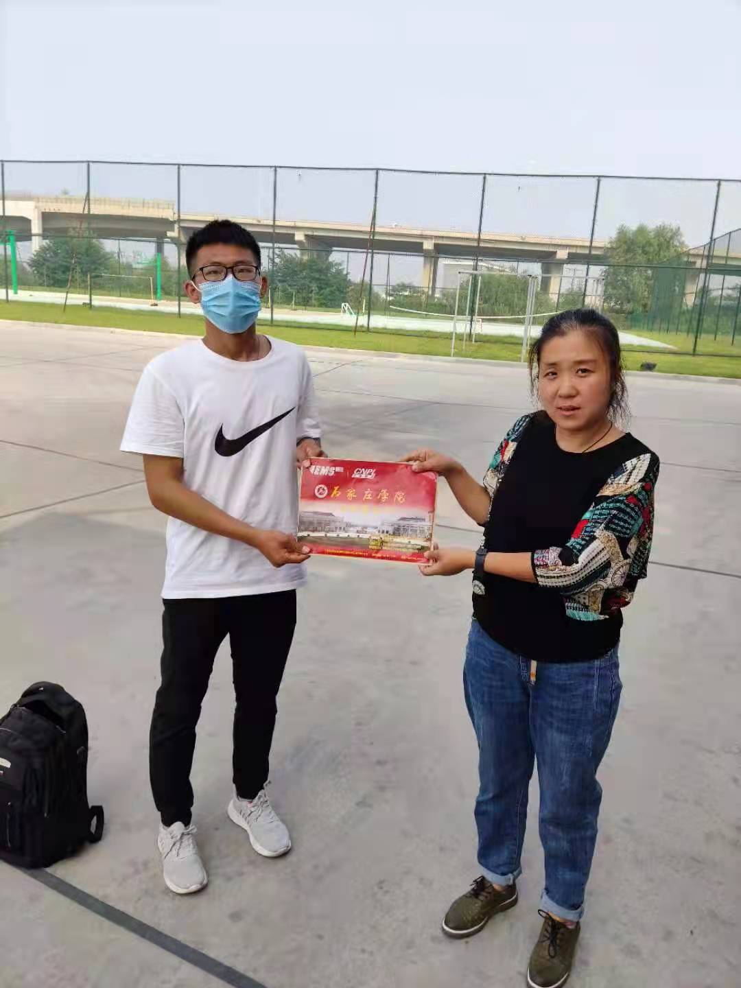 大量现金遗落公交车司机拾起物归,公交司机捡到大量现金急寻失主