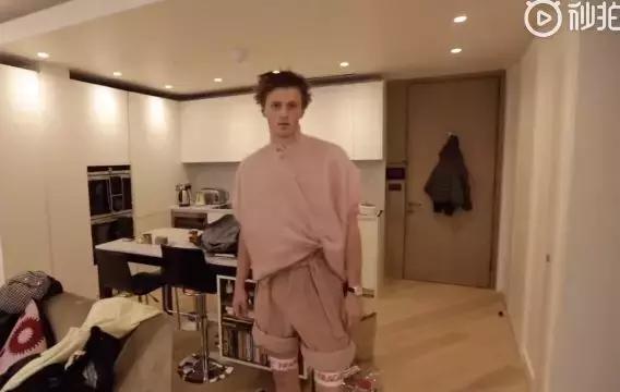 我们花了400块,把土鳖小伙子送上了伦敦时装周???