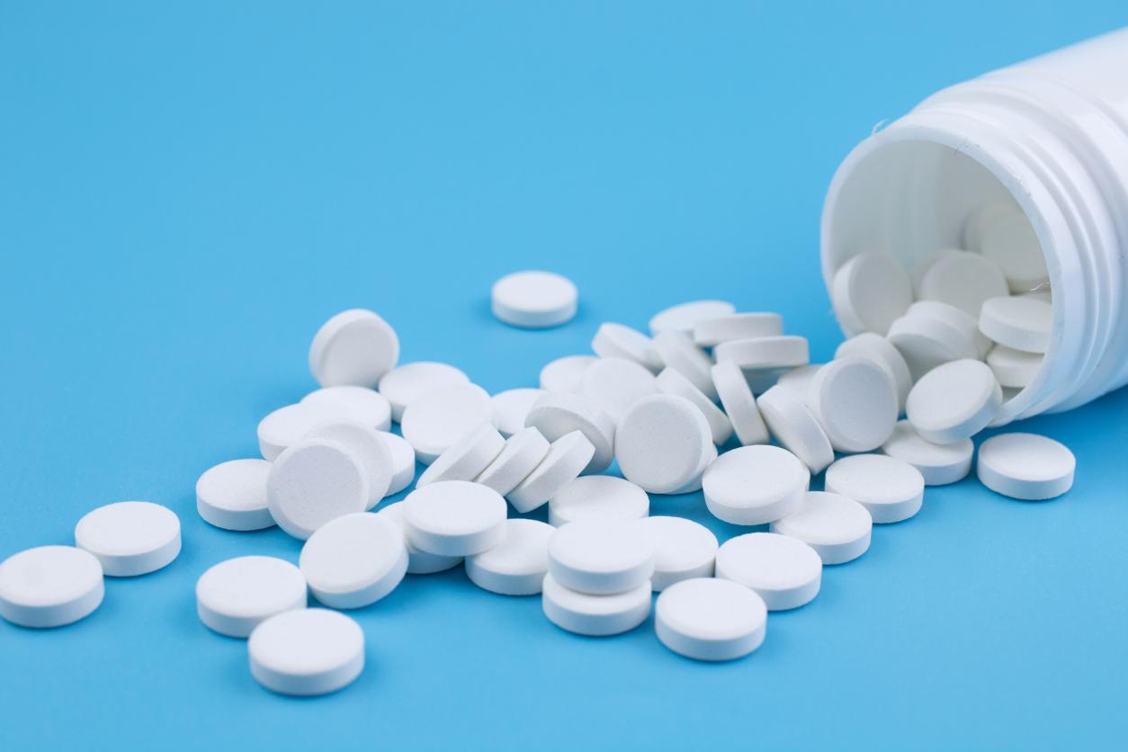 眼皮一直跳面部痉挛什么原因,下眼皮跳是面部痉挛的前兆