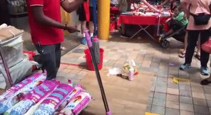 印度小伙街头买水果,印度街头小伙卖饮料