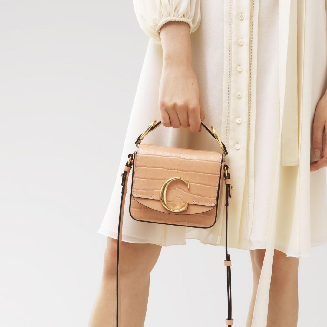 纵然每年流行的都不一样,有这样一个趋势——鳄鱼压纹