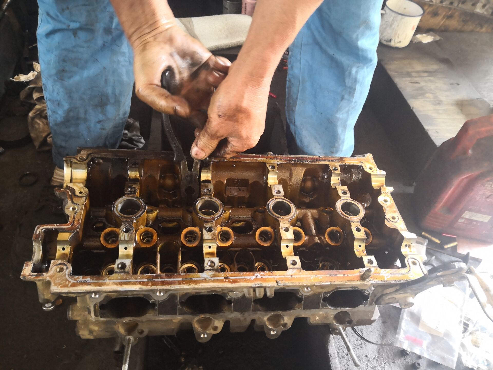 奥迪a6l2.0t气门油封烧机油,老款奥迪a6l2.0烧机油怎么解决