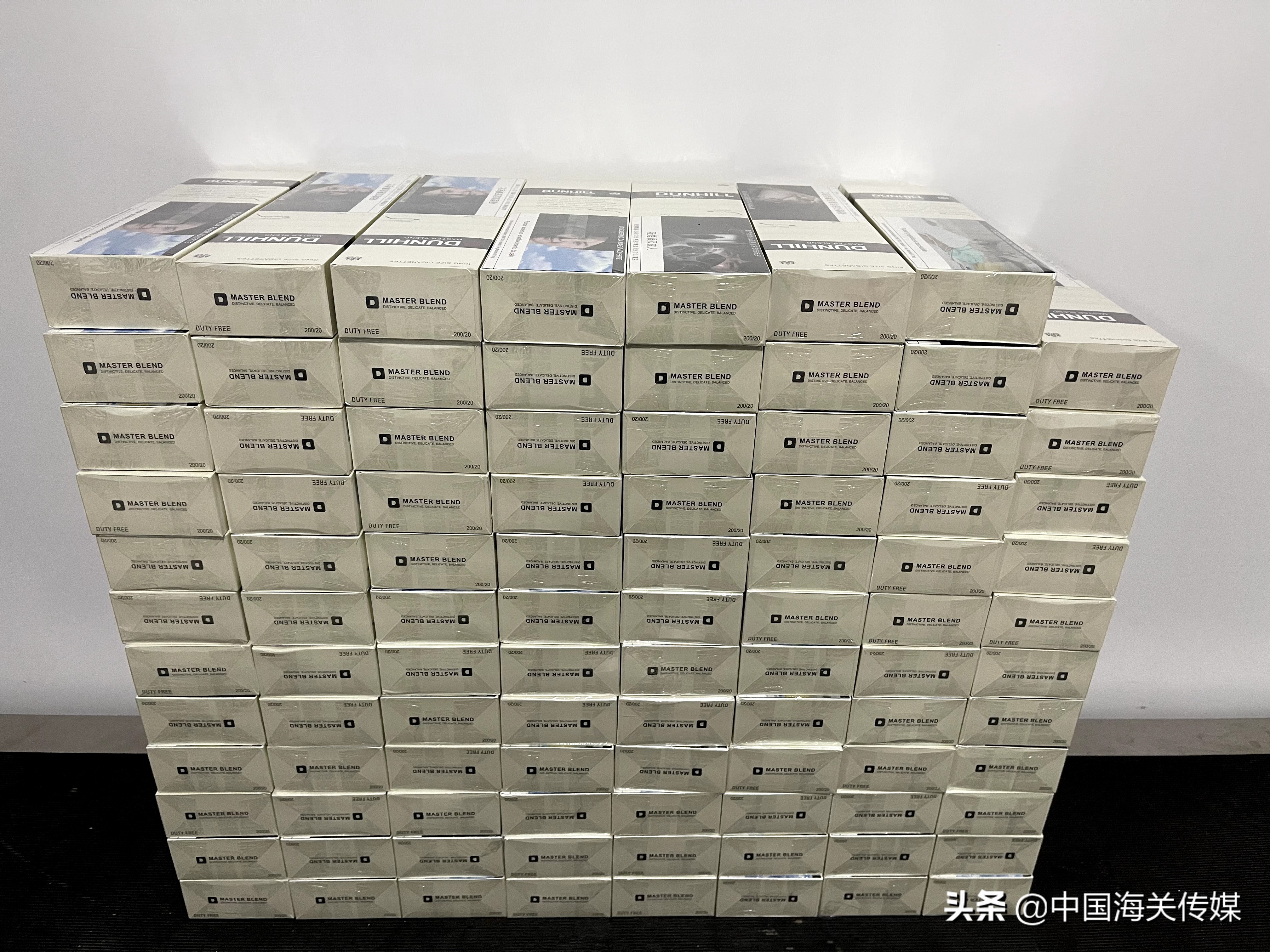 上海浦东机场海关严查澳门航线“水客”*私走**