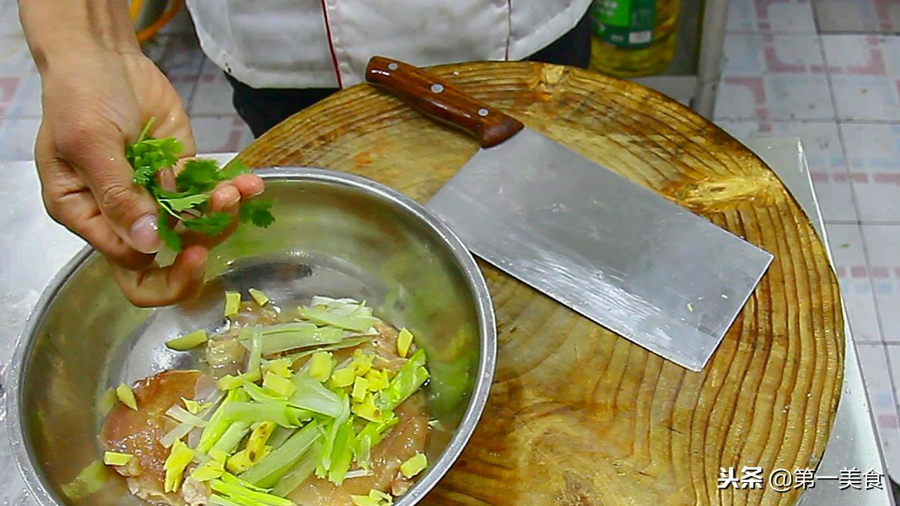 家常炸鸡排最简单做法视频,经典小吃炸鸡排的自制做法