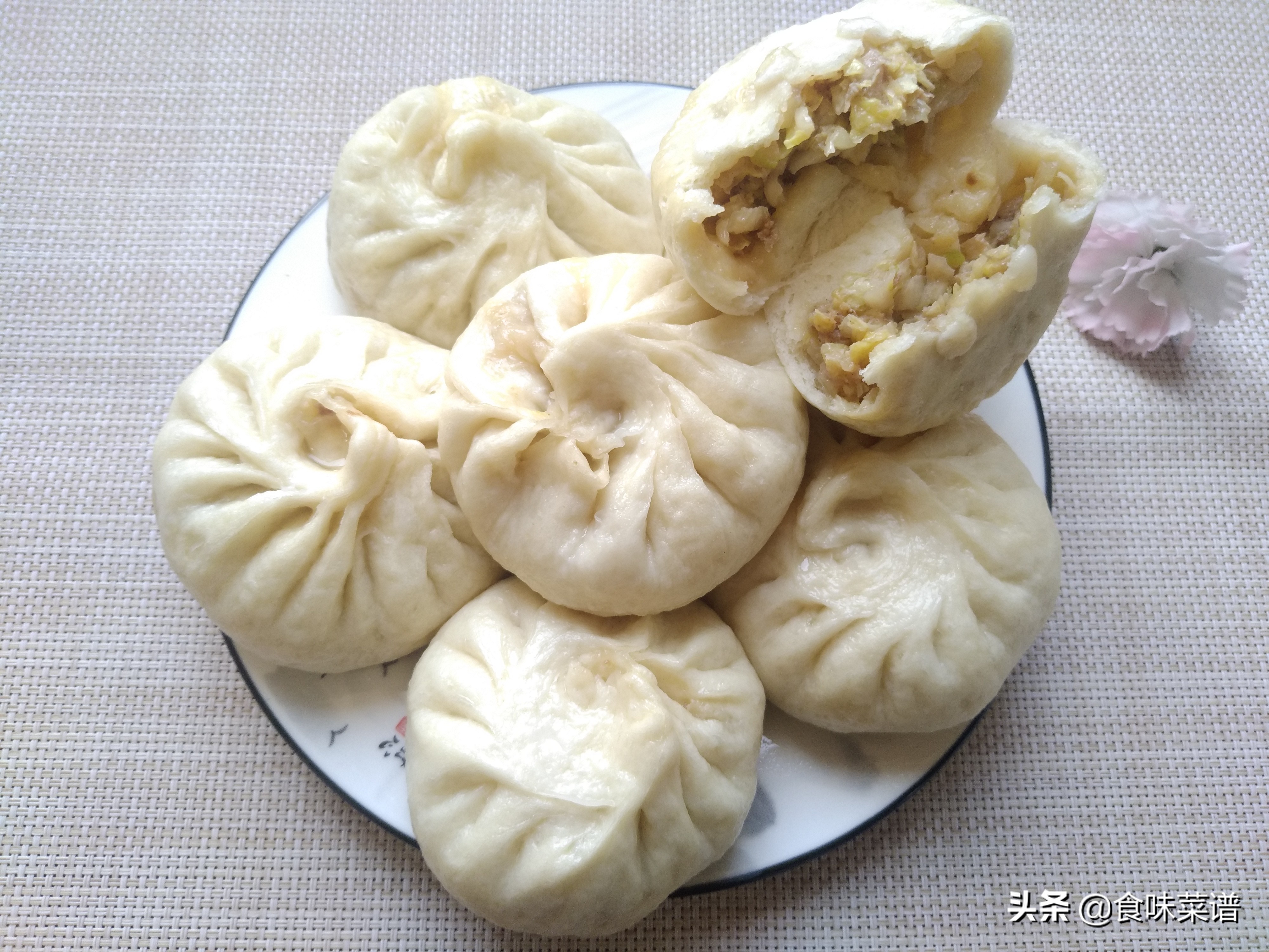 白菜肉包最好吃的做法，色香味美，松软不塌陷，原来做法这么简单
