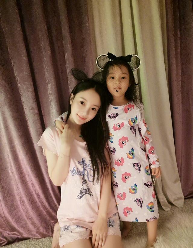 李小璐陪甜馨玩耍,李小璐甜馨出去玩