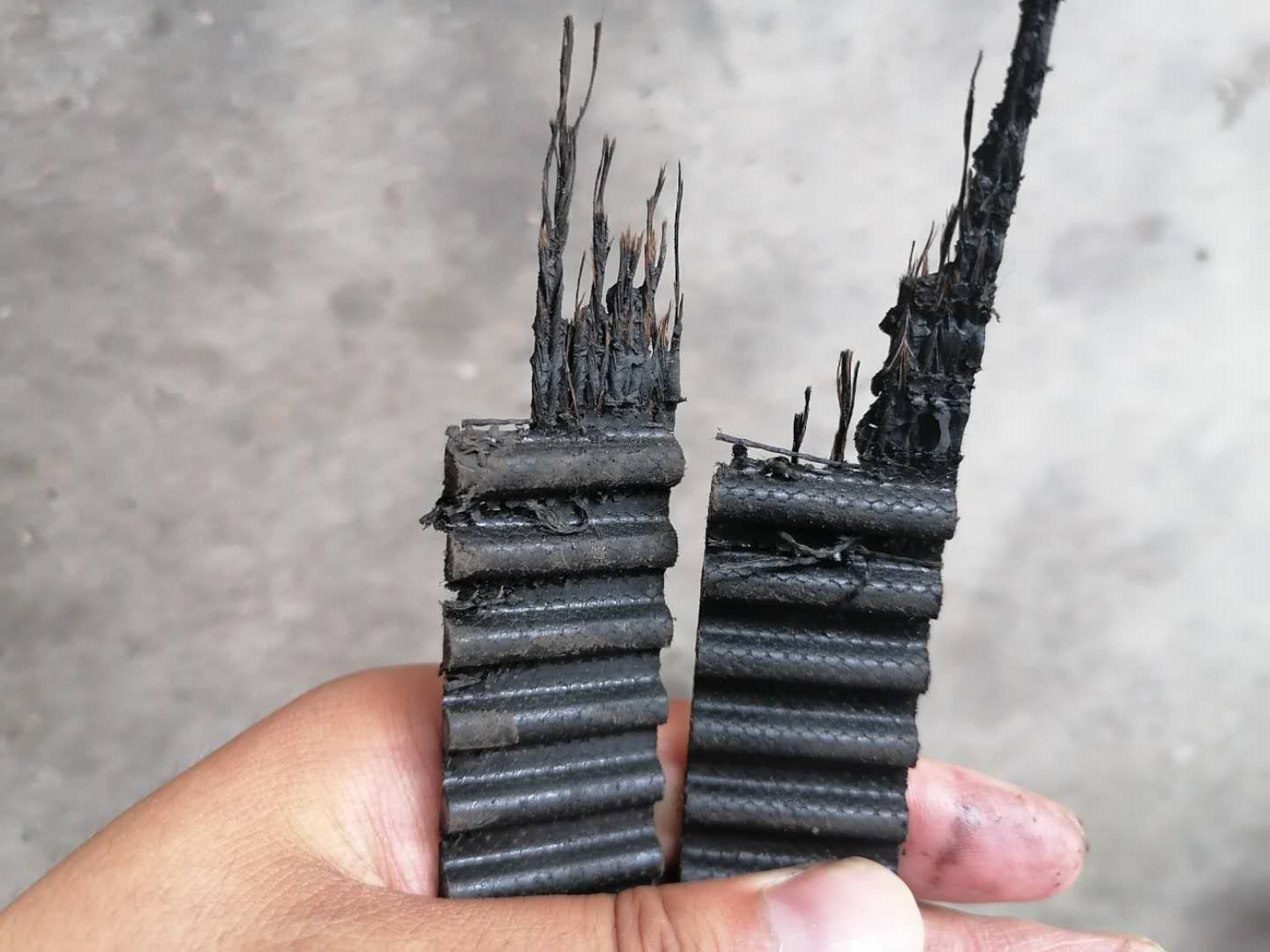 凸轮轴瓦盖不上油,凸轮轴瓦盖上紧转不动