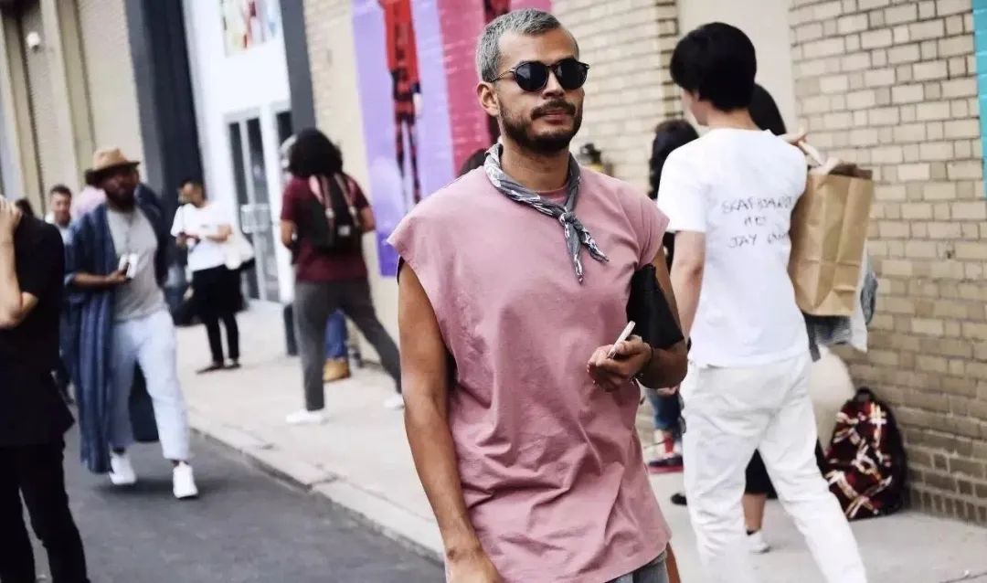 女士必备的几款丝巾,大妈拍照丝巾标配