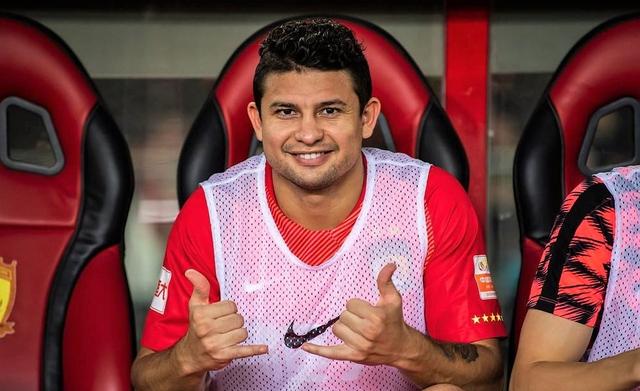 操碎了心！热心中国球迷给艾克森制作字帖，新国脚书法已有小成