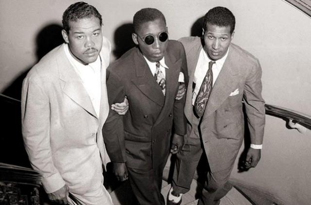 黑人退伍英雄被白人打瞎！凶手被判无罪，美国法律帮了志愿军大忙