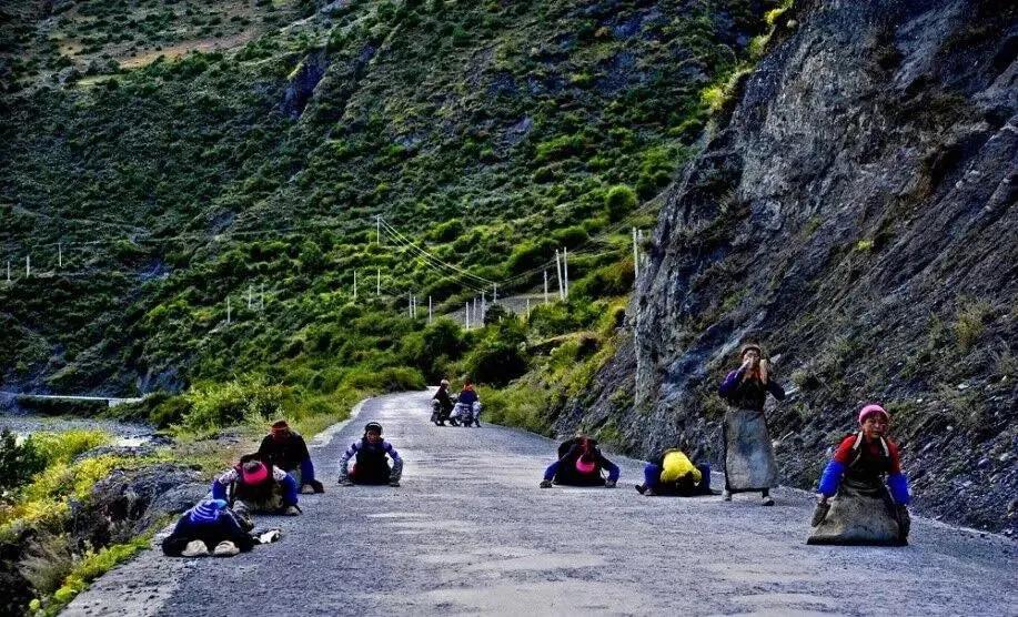 信仰的力量：*藏西**人为什么磕长头