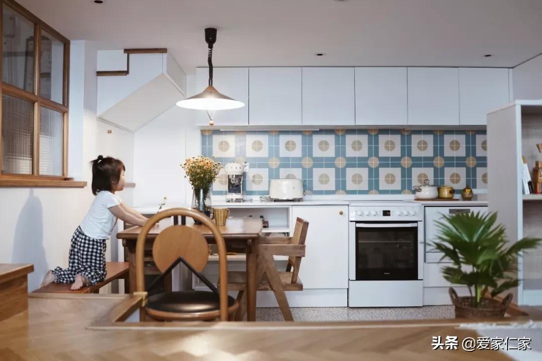 她买下32㎡上海老旧学区房，为女儿打造小桃园，20㎡超舒适大庭院