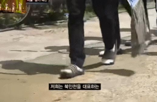 韩国人喜欢穿三线拖鞋吗,韩国人衣服为什么有三条杠