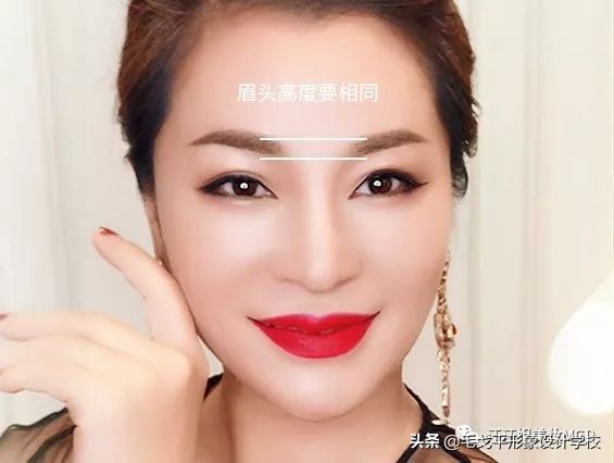 为什么眉毛稍不注意就画成平眉,画眉毛总是高低眉怎么办