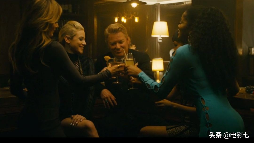 色香味俱全，好莱坞性感女神扎堆，这部「限制级」喜剧，非常过瘾