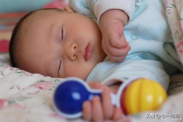 宝宝“爱踢被子”原因多，弄清缘由对症处理，让宝宝睡个安稳觉