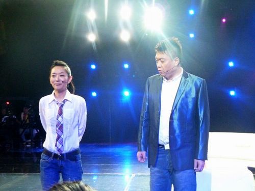 曾离婚两次,61岁王为念刚做完电灸就和美女跳舞,并直呼身体很好