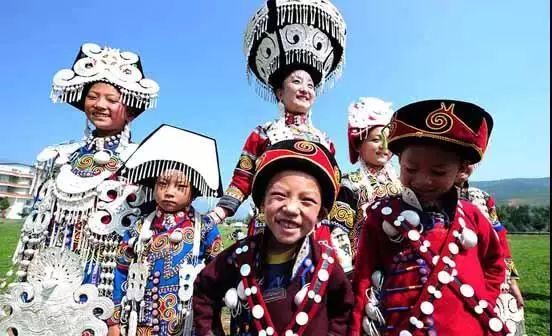 彝族民族服饰视频,彝族服饰惊艳