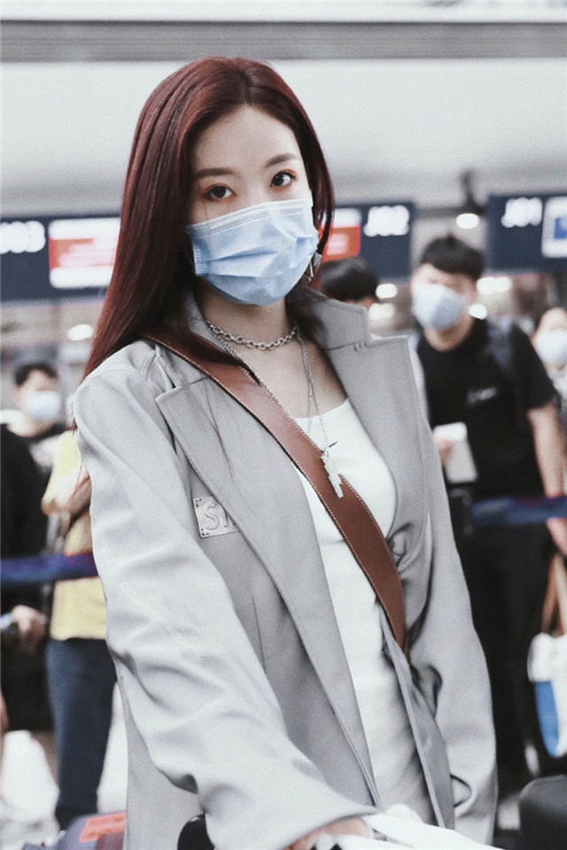 喜欢穿着简约的女人，来看看“复古运动风”，给你想象不到的时髦