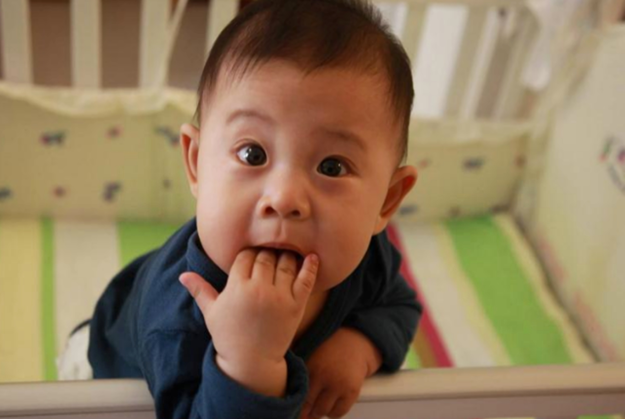 宝宝吃手很香还吧唧嘴,宝宝吃手和吃拳头