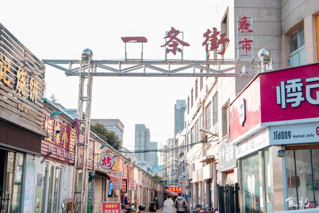 真的假的？万达清冷的夜市中，竟藏着踩点也要去吃的砂锅麻辣烫…