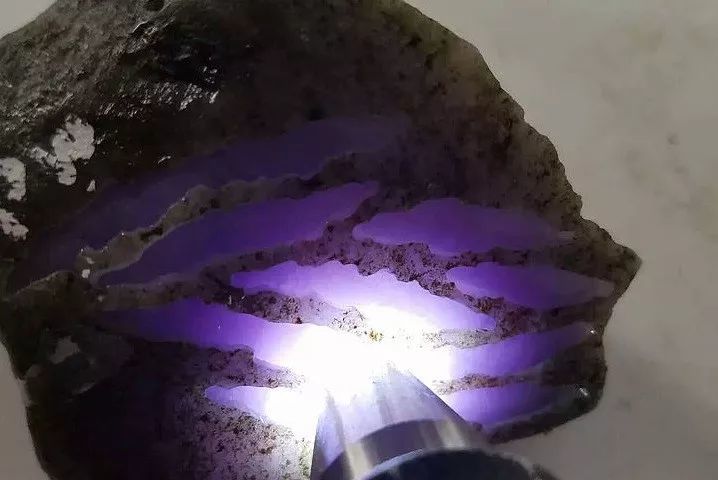 赌石为什么有十赌九输,花两万买的翡翠是不是真的