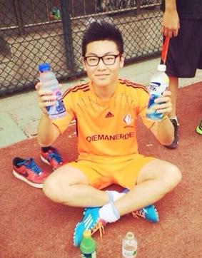 悲凉白岩松：8岁丧父，被自杀被骂拒天价死守央视，也有难言之隐