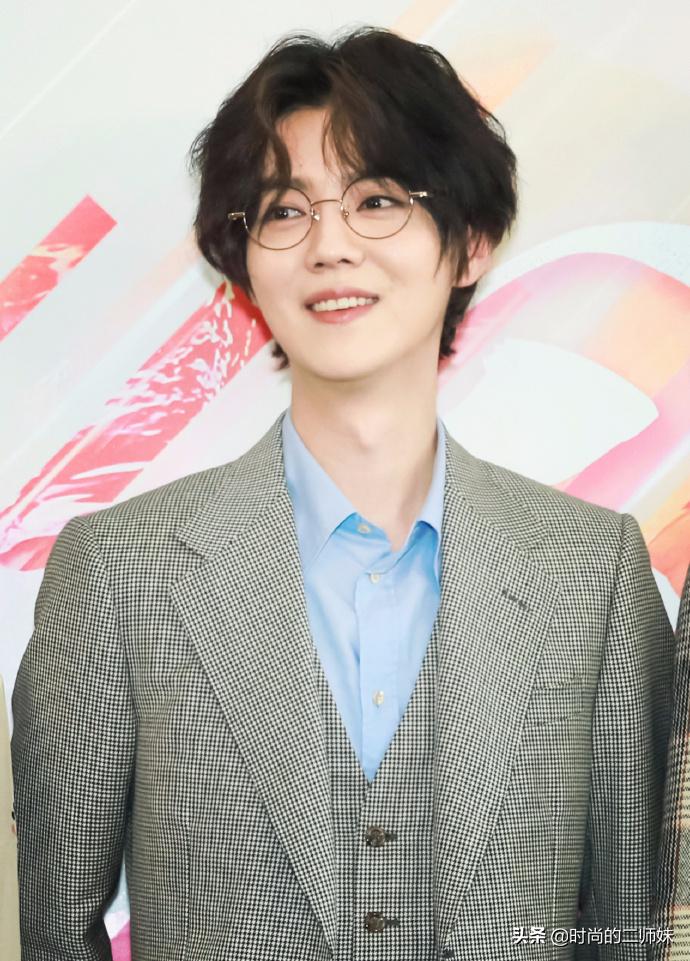 鹿晗这身贵公子打扮不得不夸！中分小卷+眼镜杀，帅起来真要命