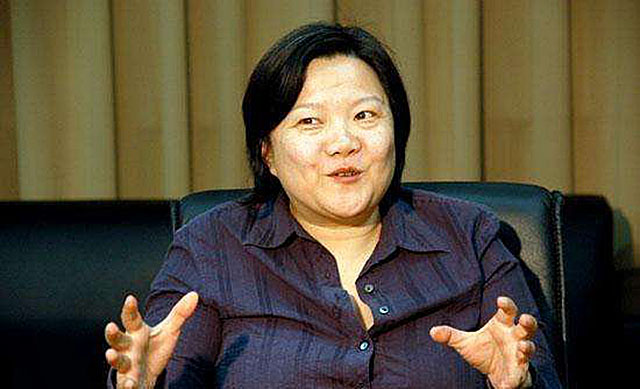 记者：作为名门闺秀，想过活成母亲那样吗？洪晃：这称呼是骂我吧