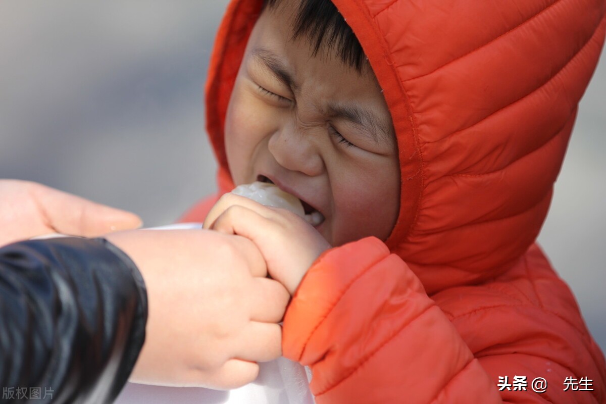3岁小孩什么都跟你对着干怎么办,3岁宝宝跟妈妈对着干