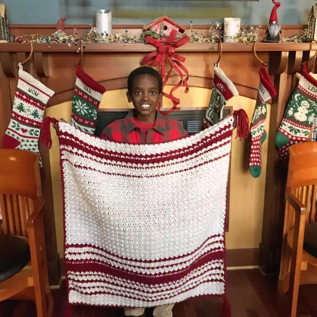 他是非洲弃婴，5岁用钩针，逆袭成美国“全民偶像”，狂吸19万粉