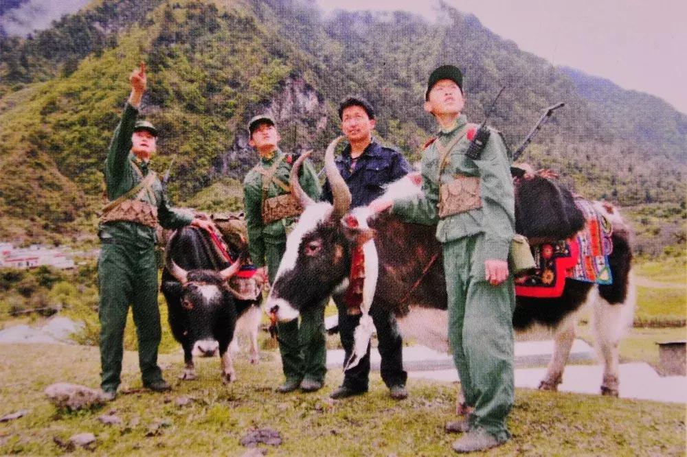 不穿军装的边防军人,军装公安边防