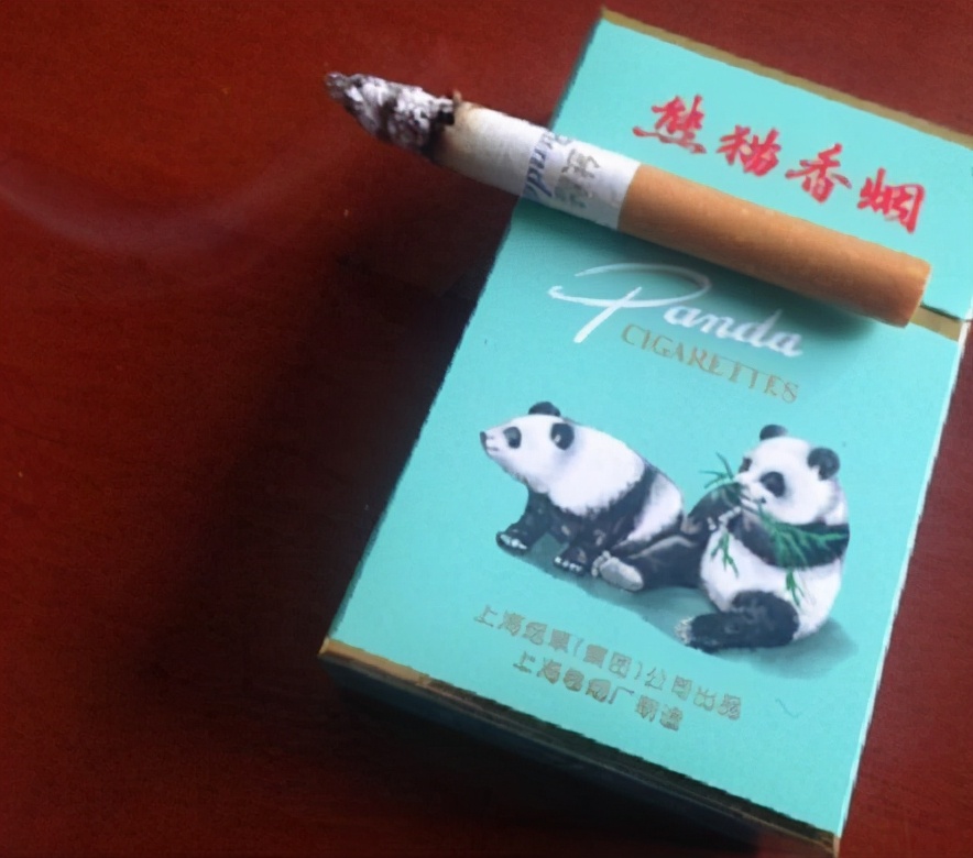 尼克松访华时假装讨要烟盒上的熊猫图案，周总理拍板：送两只真的