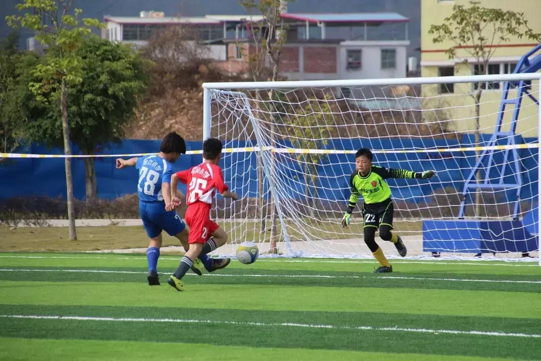 最强校队诞生：靠踢球，他们“踢入”985大学