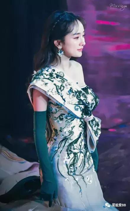 杨幂一身粉色修身礼服少女感十足,杨幂中国衣服