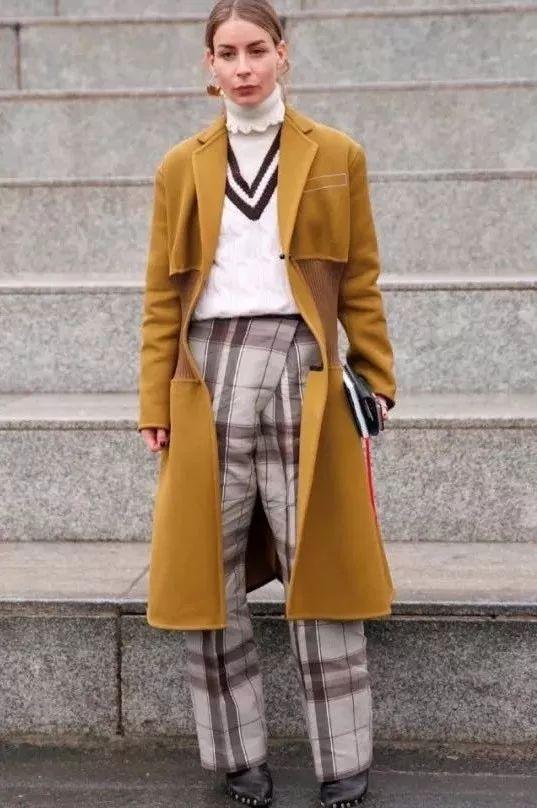 秋冬v领毛衣怎么搭配好看,什么颜色的v领毛衣比较百搭