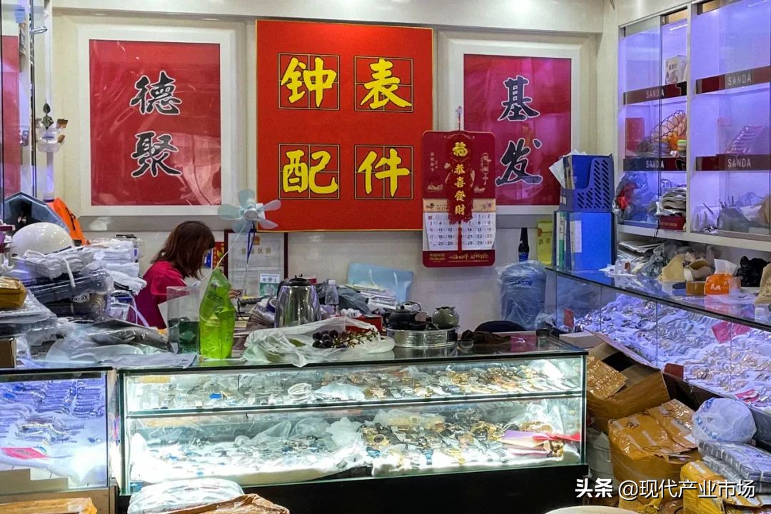 中国最大的钟表城，不想输给时间